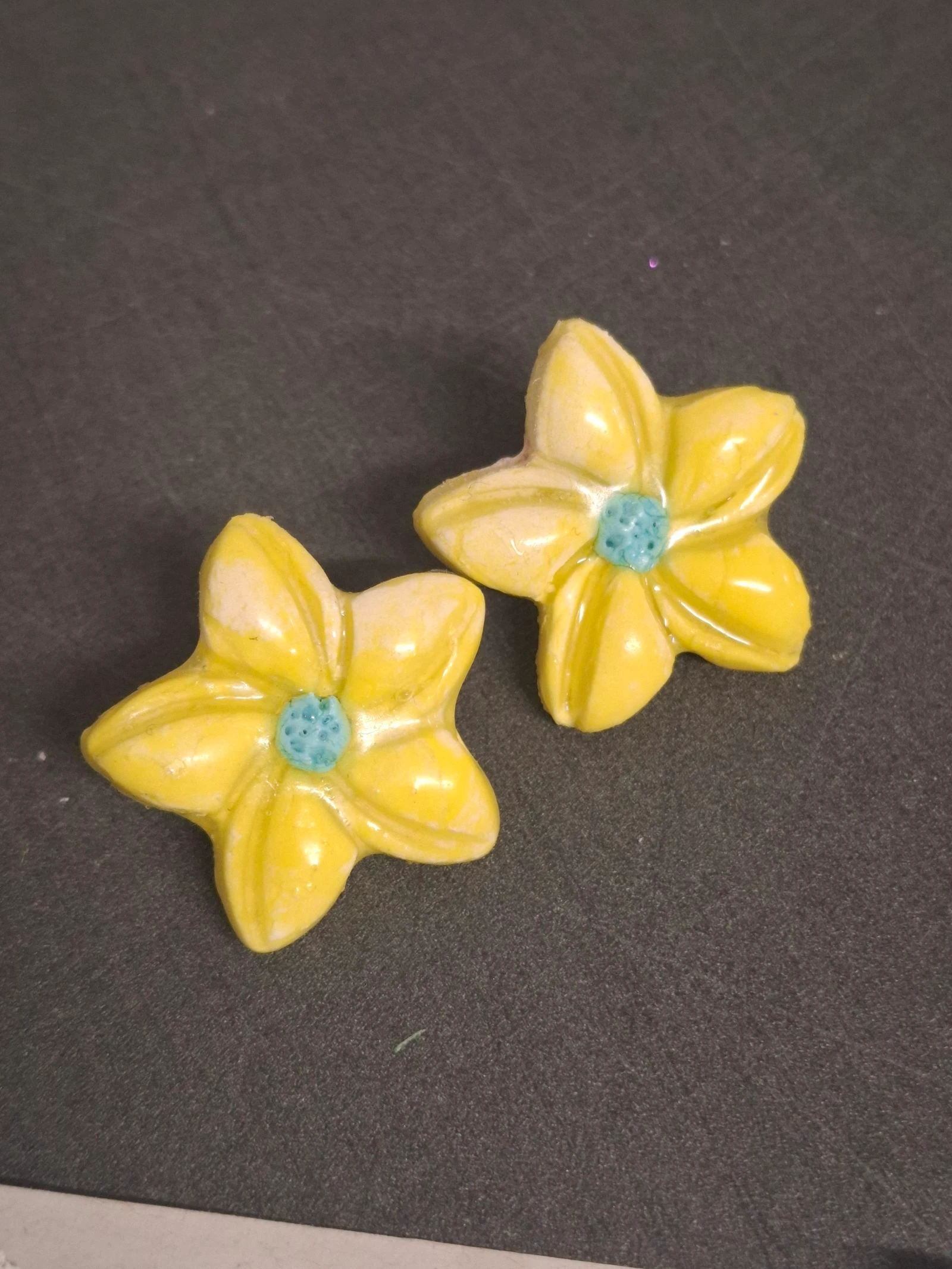 Boucle d’oreille fleurs jaune  – photo 2